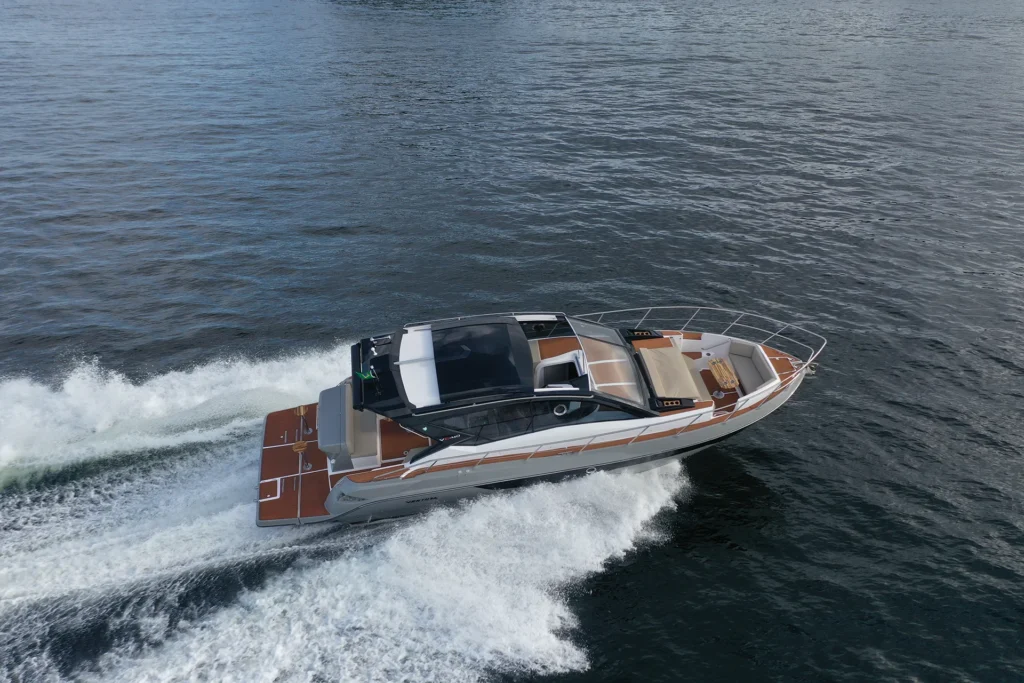 Ventura V400 Crossover Boat